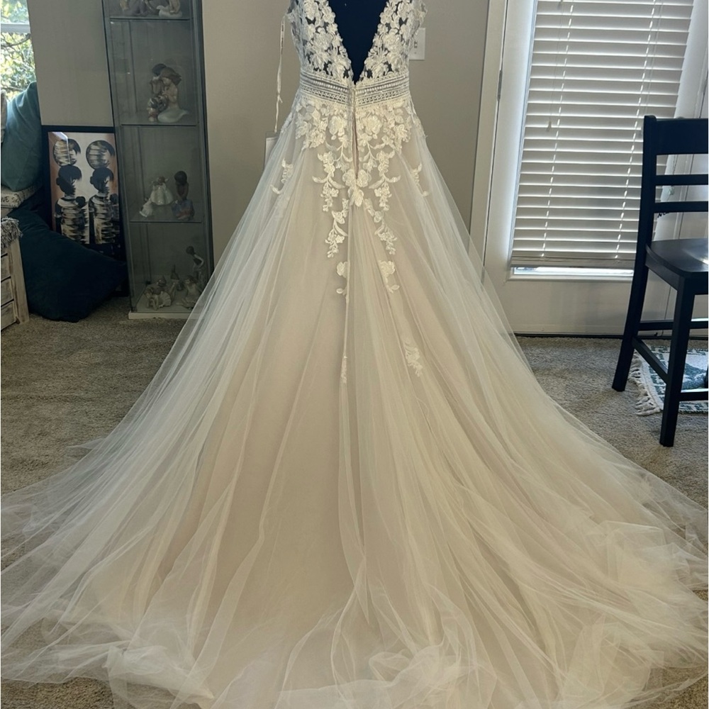 Maggie Sottero “O’Hara” ivory lace/tulle bridal gown - Picture 3 of 4